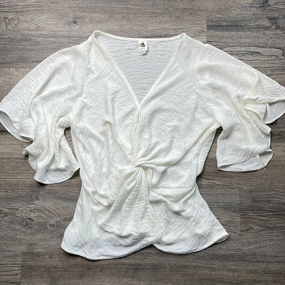 Flawless Women’s White V Neck Flowy Sleeve Blouse, gathered waist, size medium